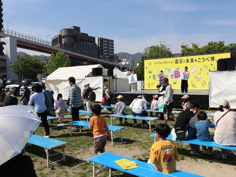 ぼうさいクイズを出題する防災女子と クイズにチャレンジする参加者
